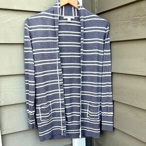NWOT Banana Republic Gray & white Striped Cardi. Sz M fits snug. Snap buttons.
